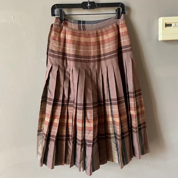 HIGHLAND QUEEN Vintage Reversible, Pleated Skirt; EUC - Picture 3 of 8